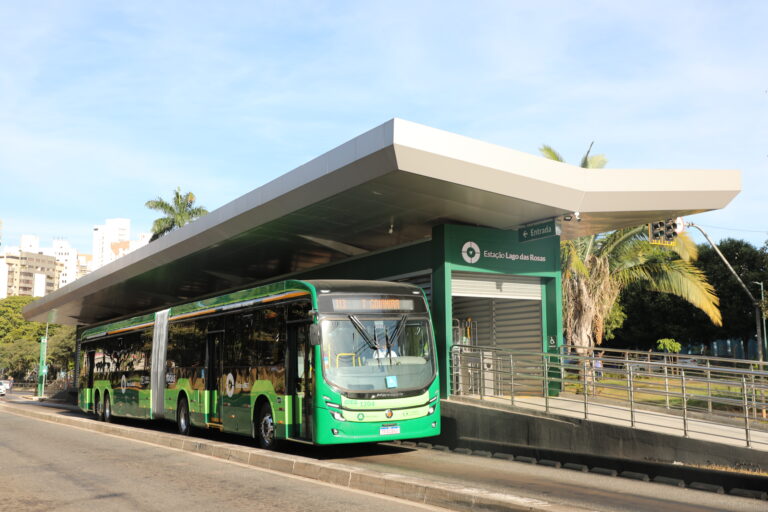 Eixo Anhanguera, em Goiás, recebe 3º ônibus elétrico superarticulado de 23 metros