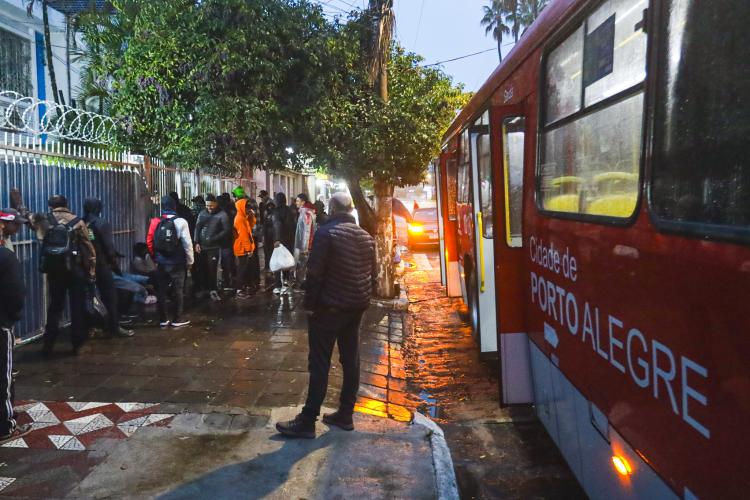 Porto Alegre/RS inicia Transporte Solidário para atender população em situação de rua durante a Operação Inverno