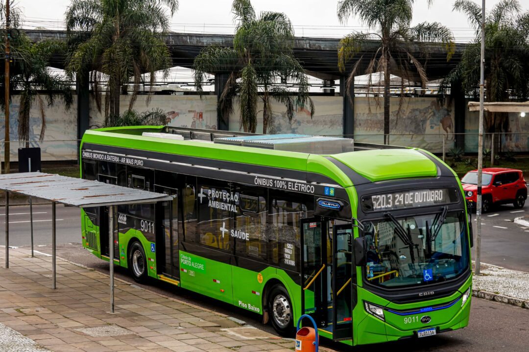 Porto Alegre testa novo ônibus 100% elétrico na linha 520.3