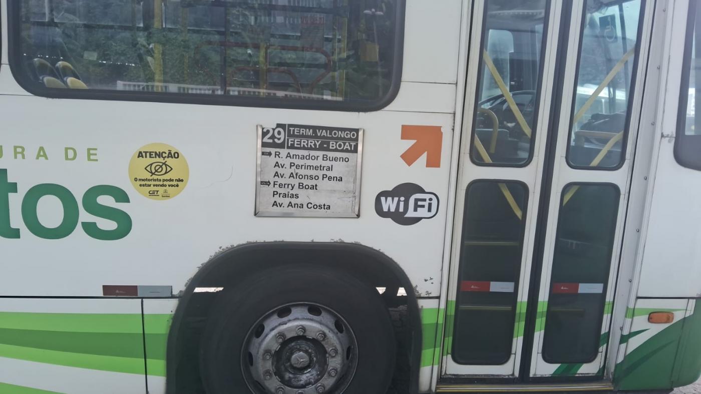 Santos/SP implanta selo de ponto cego em toda a frota de ônibus municipal