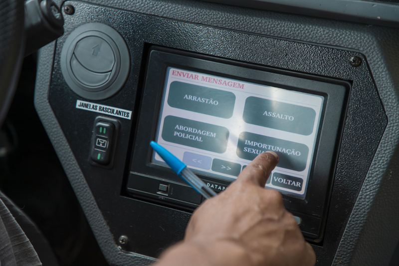 Curitiba/PR: Sistema de segurança nos ônibus registra 99 acionamentos de botão de importunação sexual desde 2023