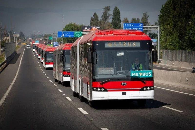 Santiago/Chile lança frota recorde de 94 ônibus elétricos articulados e atinge mais de 55% de frota zero-emissão
