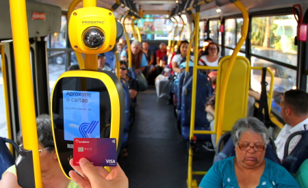 Transporte público de Jacareí/SP adota pagamento por aproximação em 100% da frota