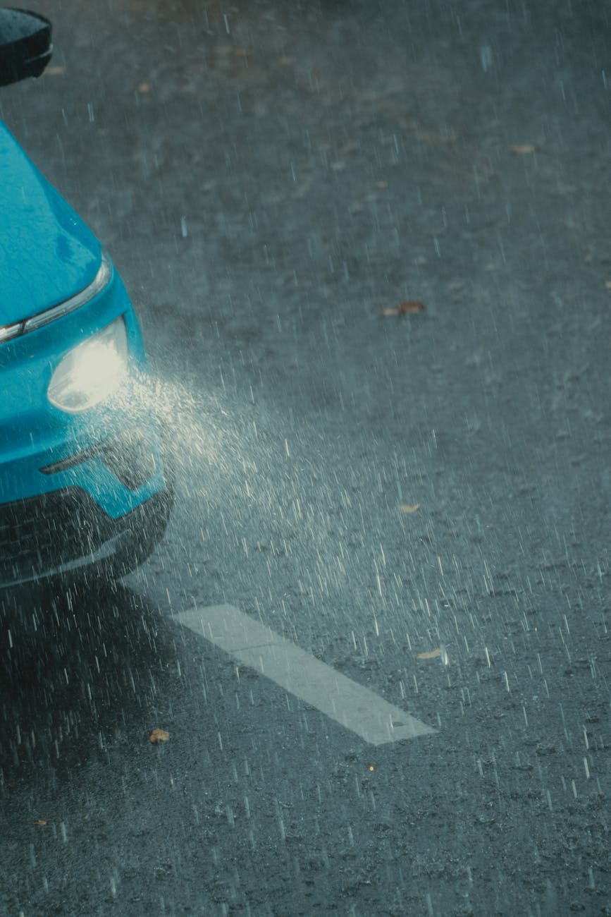 Aquaplanagem: o que fazer (e o que não fazer) ao perder o controle na chuva